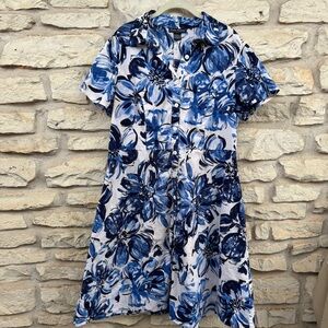 Jessica Howard Blue and White Patterned Dress Button Down Short Sleeve Floral